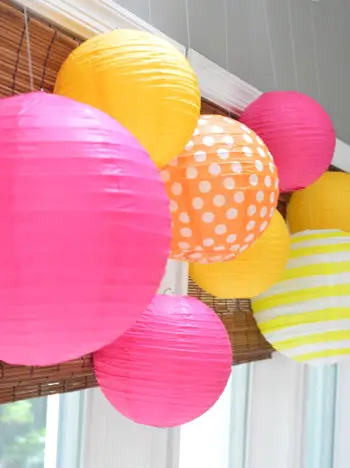 Linternas de papel rosa, naranja y amarillo para la fiesta de cumpleaños del dragón