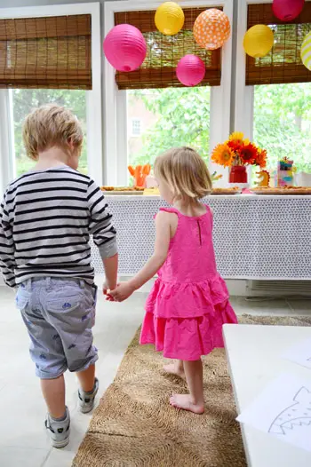 Festa di 3 anni a tema drago con bambini piccoli e palloncini