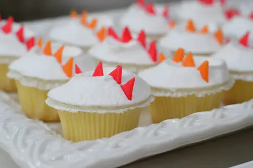 Primer pla de cupcakes d'escala de drac per a la festa d'aniversari del drac