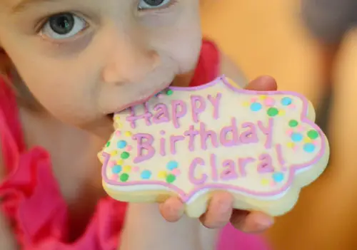 Fille mangeant un biscuit d'anniversaire spécial