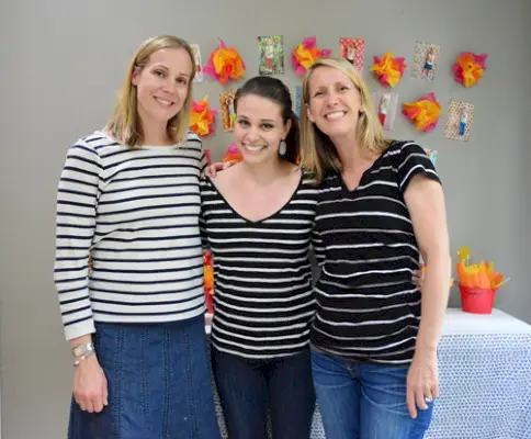 Vrouwen In Gestreepte Zwart-witte Shirts Op Verjaardagsfeestje