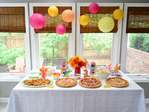 Nourriture De Fête D'anniversaire De Dragon Tartinée Avec Des Ballons Roses Jaunes Orange