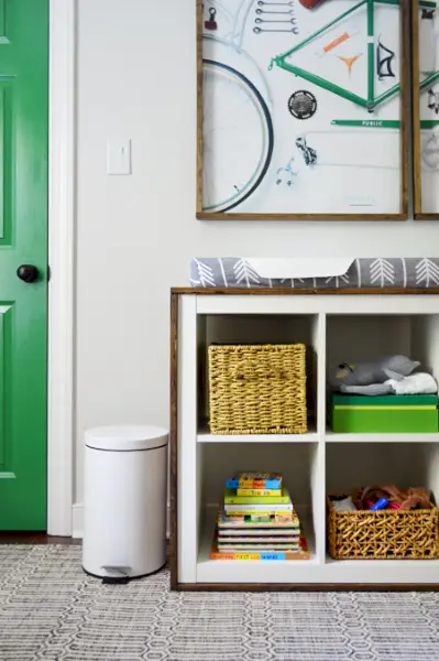 Ikea Expedit recouvert de bois comme table à langer dans une chambre d'enfant