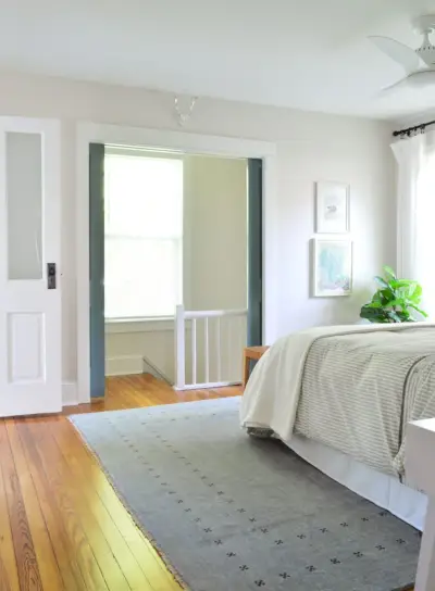 Chambre Beach House avec portes coulissantes escamotables vers l'escalier