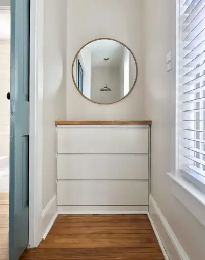 Commode Ikea Malm intégrée dans un coin d'escalier avec comptoir en bois