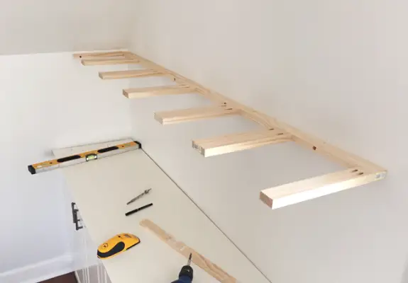 Opornik plavajočih polic iz tankega lesa DIY, obešenih na steno z uporabo 1x3 in 1x2 borovih desk