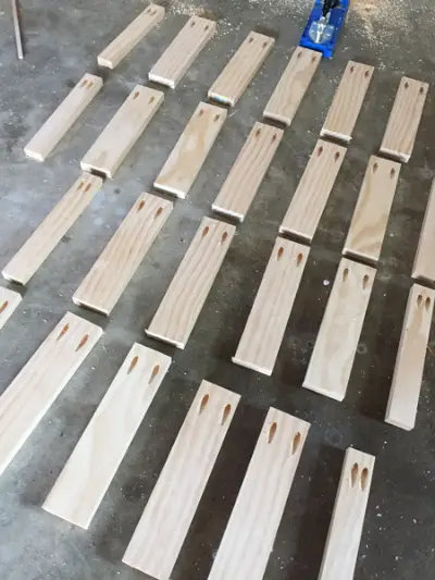 Supports d'étagères flottantes fabriqués à partir de planches de pin 1x3 coupées à la même longueur et percées de trous de poche à l'aide d'un gabarit Kreg