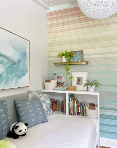 Petite chambre d'enfants avec bibliothèque intégrée et mur en bois coloré