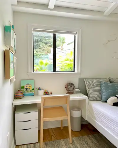 Habitación para niños pequeños con escritorio incorporado junto a la cama