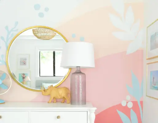 Peinture murale de plage colorée avec dégradé de roses et de bleus dans la chambre des filles