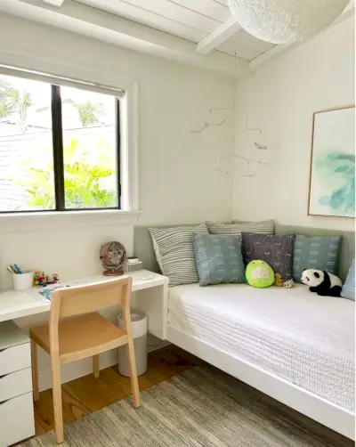 Chambre d'enfants avec bureau et lit de repos avec tête de lit rembourrée