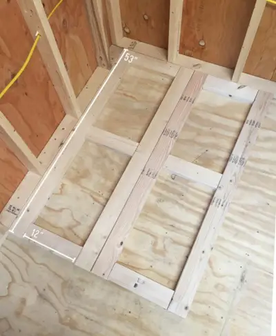 base d'organitzador de ferralla construït amb taulers de 2x4