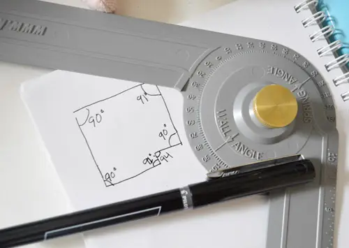 Croquis de la chambre avec mesures d'angle marquées