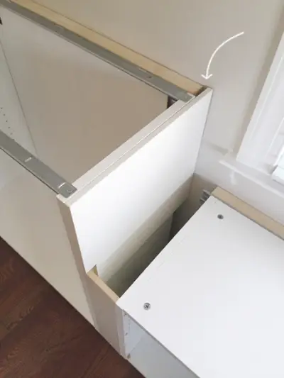 pièces de remplissage d'armoire blanches utilisées pour couvrir le côté exposé de l'installation de l'armoire Ikea