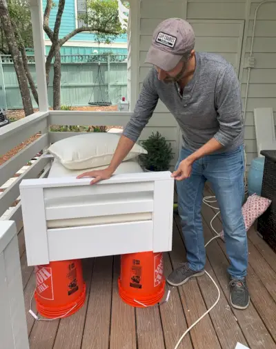 John a construit un bras latéral sur un lit de repos suspendu