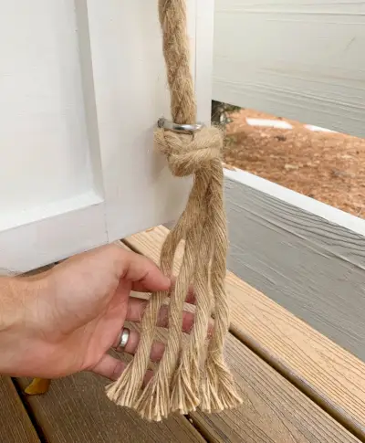 Corde effilochée sous le bas du crochet à œil du lit de repos