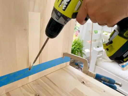 Fixation du pied de table de nuit à l'aide d'une vis à trou de poche depuis l'intérieur