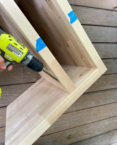 Rögzíthető polc a Butcher Block éjjeliszekrény DIY Build belsejében