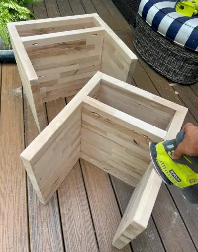 DIY Butcher Block éjjeliszekrények csiszolása egércsiszolóval