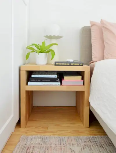 Nightstand moderno de madeira DIY com bloco de açougueiro com planta e livros