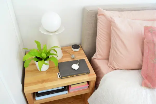 Vista da mesa de cabeceira DIY do bloco de açougueiro com lâmpada moderna