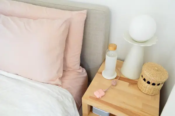 Bovenaanzicht van Sherrys DIY Butcher Block-nachtkastje met moderne lamp en mand