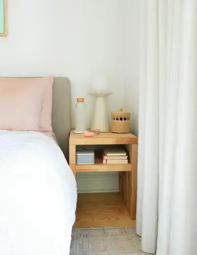 Bloco de açougueiro de madeira pequeno DIY Nightstand com lâmpada e cortina modernas