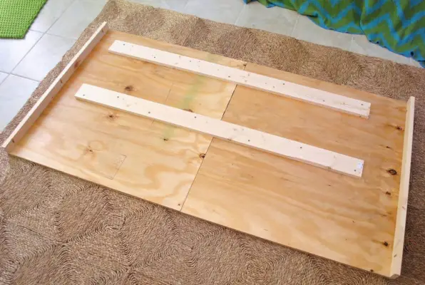 DIY stoppad sänggavel Plywood Ram monterad