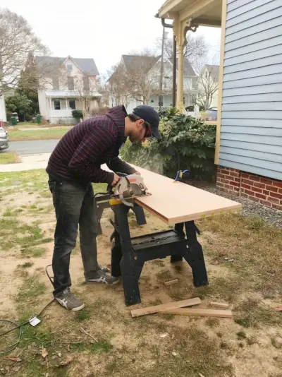 John cortando painéis de MDF do lado de fora