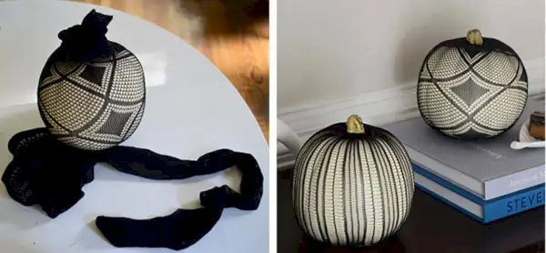 Idea spettrale di zucca di Halloween con collant nero tirato sopra una zucca finta bianca