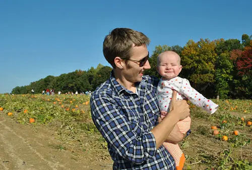 Een handafdrukpompoen met baby maken voor Halloween