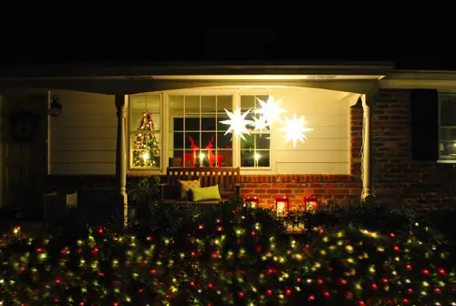 De buitenkant van ons huis versieren voor Kerstmis