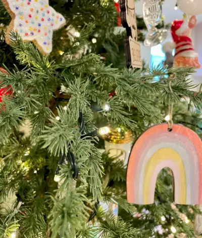 Photo détaillée de lumières d'arbre de Noël à LED blanc chaud sur un faux arbre