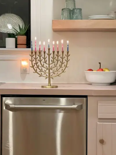 Menorah de llautó al taulell de la cuina