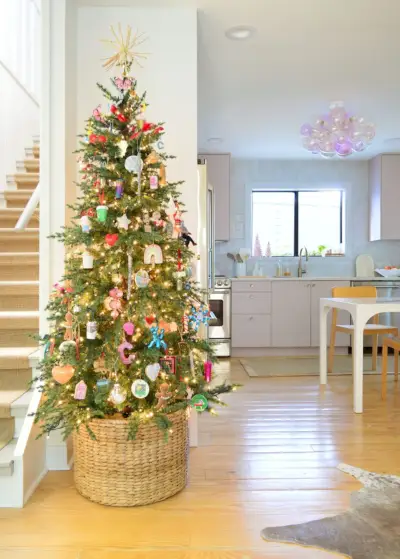 Sottile albero di Natale artificiale in cucina con armadi rosa