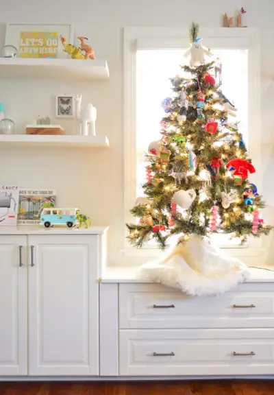 Kunstmatige tafelblad kerstboom naast speelgoedplanken voor kinderen