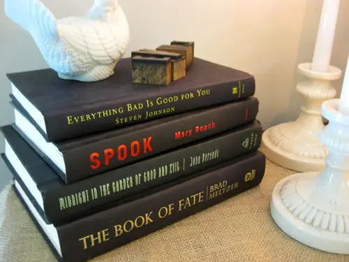 Decoración de libros espeluznantes de Halloween