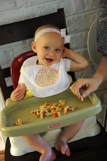 Clara comiendo pizza