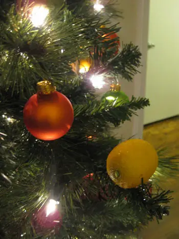 Árbol navideño con alambre de limón