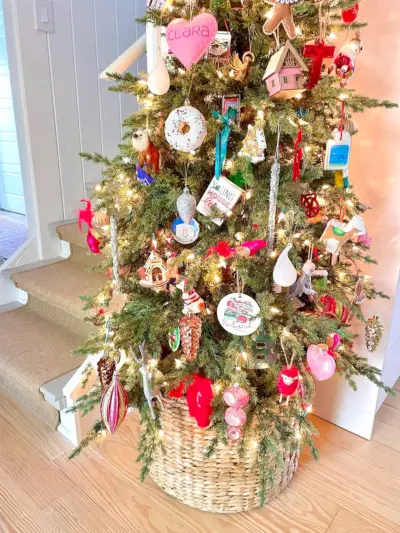 Dettaglio degli ornamenti sullo stretto albero di Natale in cucina nel cesto di vimini