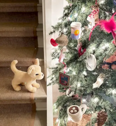 Peluix de Chihuahua veient adorns de l'arbre de Nadal