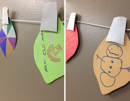 Primo piano di una ghirlanda di lampadine natalizie in carta con opere d'arte per bambini su lampadine di carta per l'ospedale pediatrico di Richmond