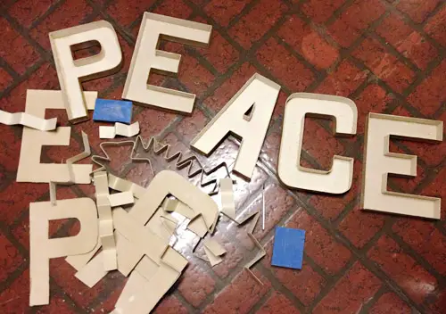 Letras artesanais de papelão com superfície cortada