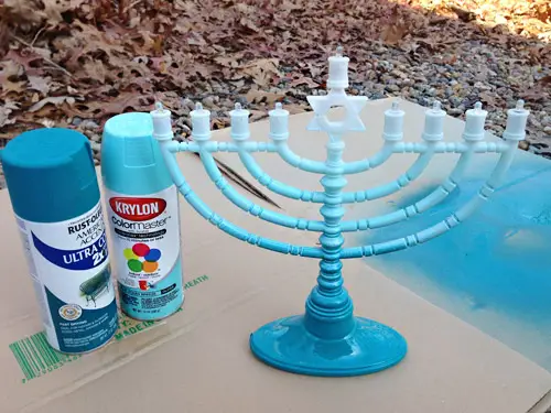 To dåser med blå spraymaling til DIY Menorah maleri ferieprojekt for gradient effekt