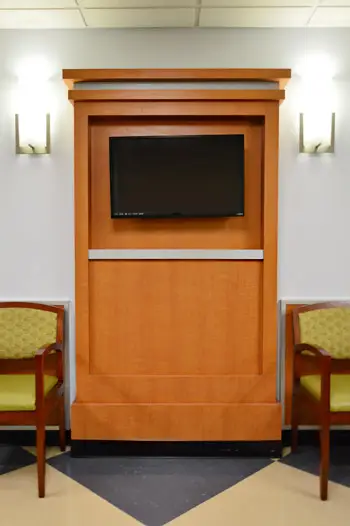 Houten mantel met tv in de wachtkamer van het kinderziekenhuis