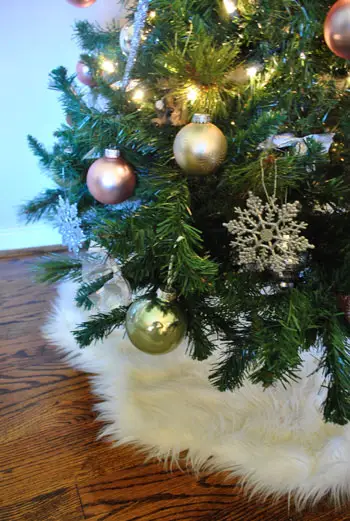 Detalle de la falda del árbol