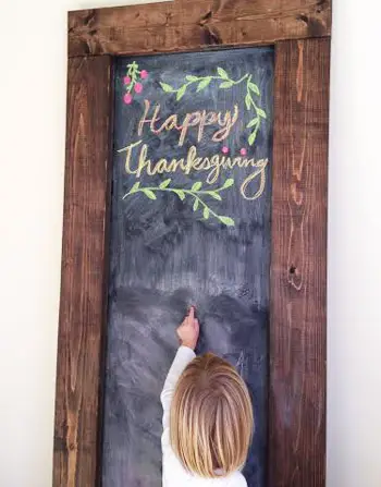 Tableau surdimensionné à faire soi-même avec un message 'Joyeux Thanksgiving' dessiné à la craie