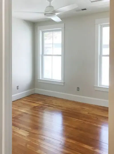 planchers de pin remis à neuf ventilateur blanc de la chambre à l'étage