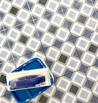 piso diamante azul sendo rejuntado com cor geada mapei flexcolor