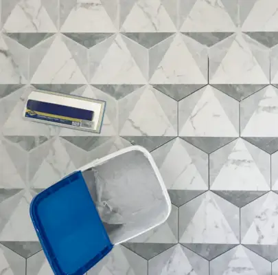 carreaux hexagonaux en marbre jointoyés avec du coulis mapei